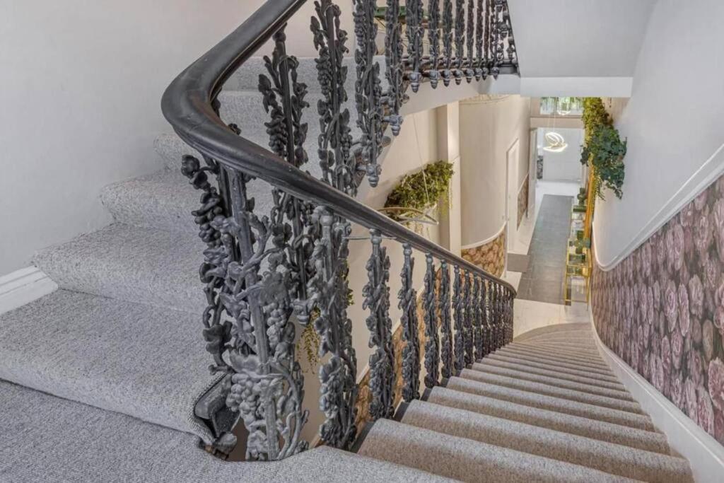 Stylish Hyde Park Home By Tube Stations With Elevator 런던 외부 사진