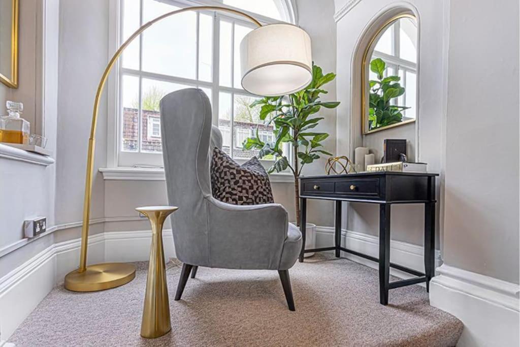 Stylish Hyde Park Home By Tube Stations With Elevator 런던 외부 사진